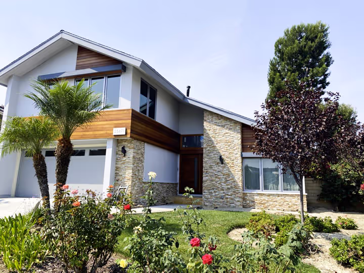 Residential Home Renovation Siding Windows Landscape — photo 3